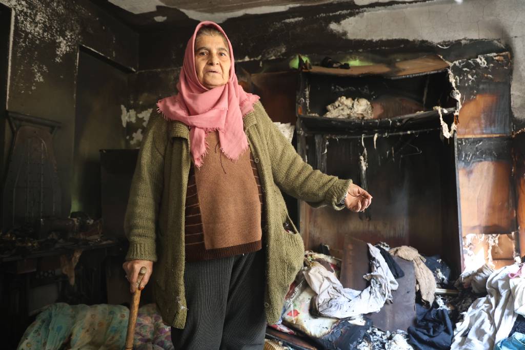 Yaktığı mum yangın çıkardı! Yaşlı kadın emekleyerek kaçıp kurtuldu...