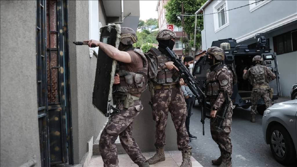 İzmir'de 41 terör şüphelisi yurt dışına kaçmak isterken yakalandı