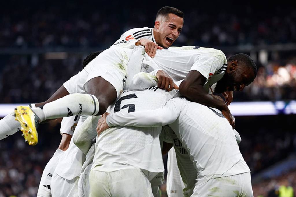 Real Madrid, La Liga'nın 18. haftasında Sevilla'yı 4-2 mağlup ederek lider Atletico Madrid ile arasındaki puan farkını 1’e indirdi