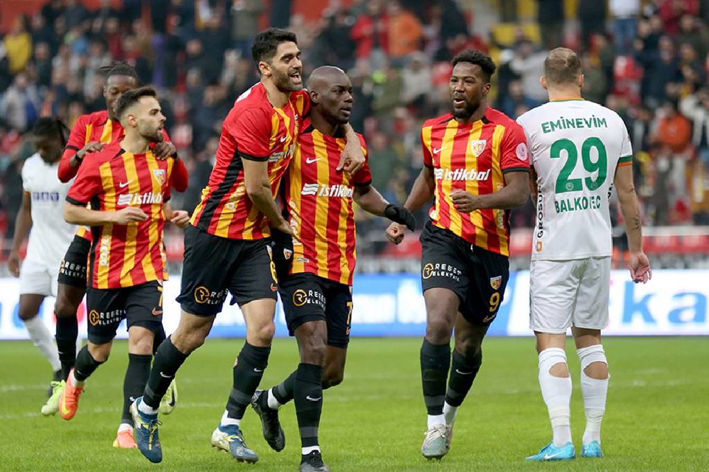 Kayserispor, kendi evinde Alanyaspor'u 2 golle geçti