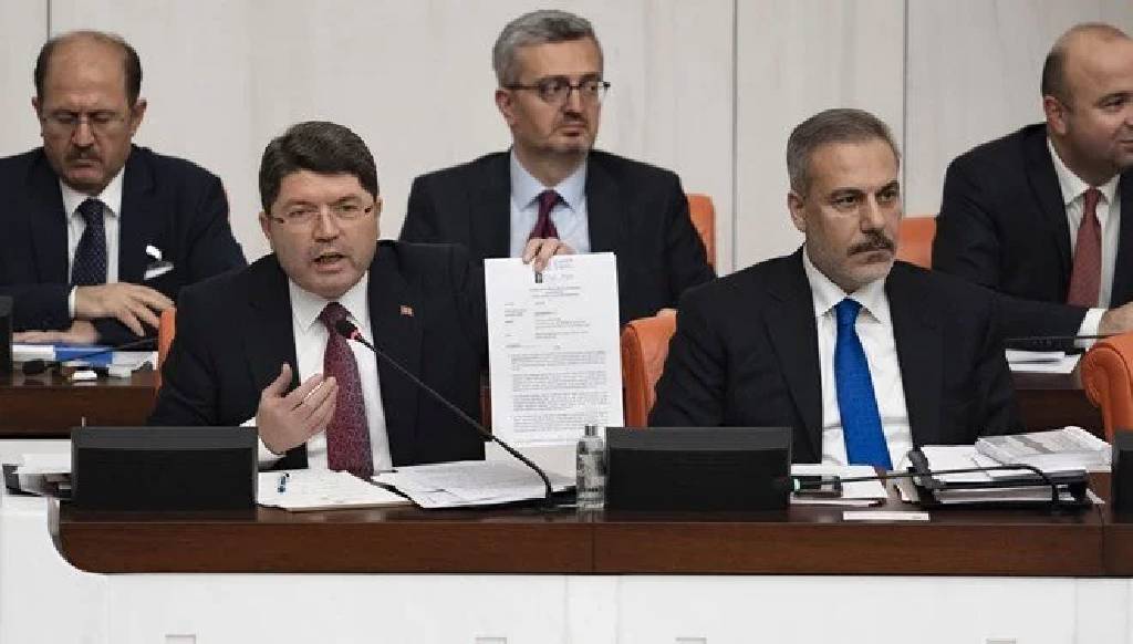Cezaevinde başörtüsü kesildi iddiası! "Kötü muamele söz konusu değil"