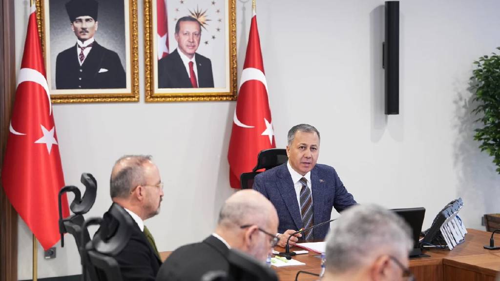 Bakan Yerlikaya, 81 ilin görevlileriyle toplantı yaptı