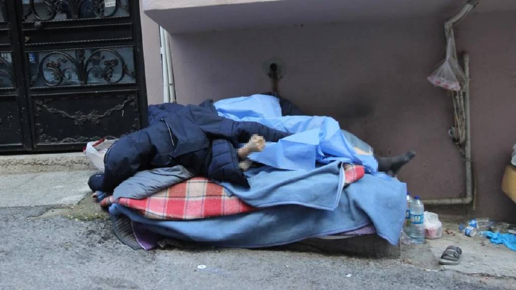 İzmir'de korkunç olay! 'Soğuktan öleceğim' diyen evsiz şahıs hayatını kaybetti...