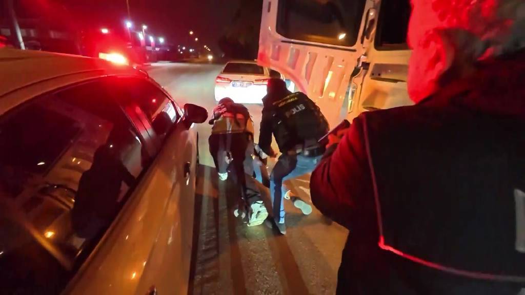 Adana tarihine geçti! Kahve kutularına zulalanmış 825 kilo eroinle yakalandı…