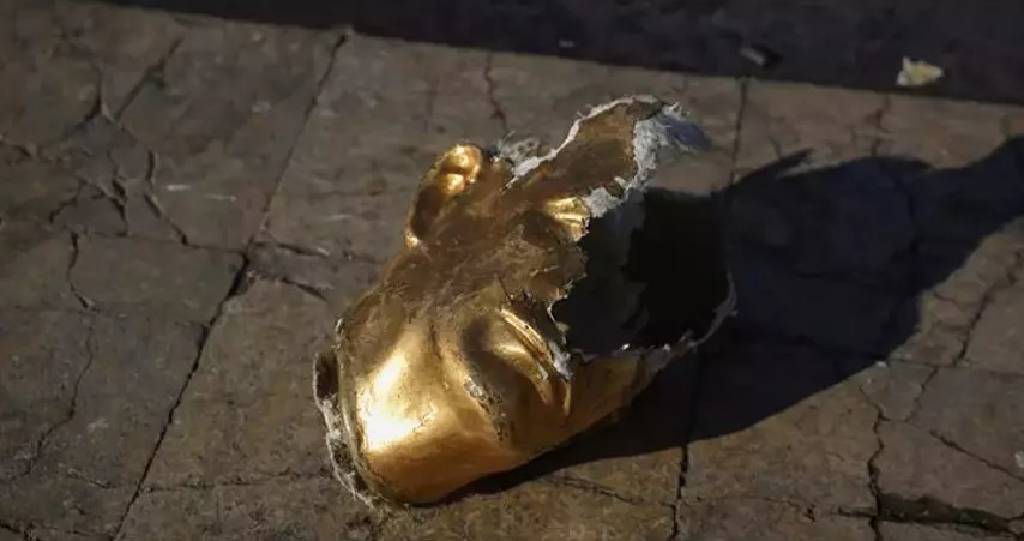 Binlerce sivili katletmişti! Hama'da halk, Hafız Esad'ın heykelini yıktı…