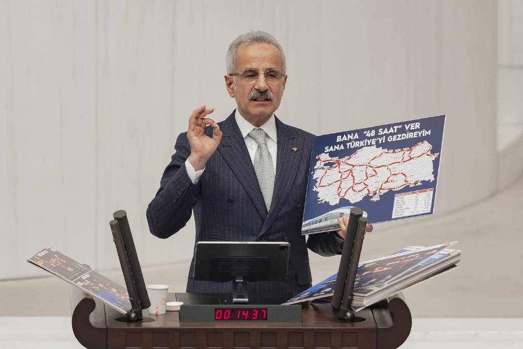 Sosyal medyada 16 yaş düzenlemesi! Bakan Uraloğlu’ndan ‘zorunlu’ açıklaması geldi… 