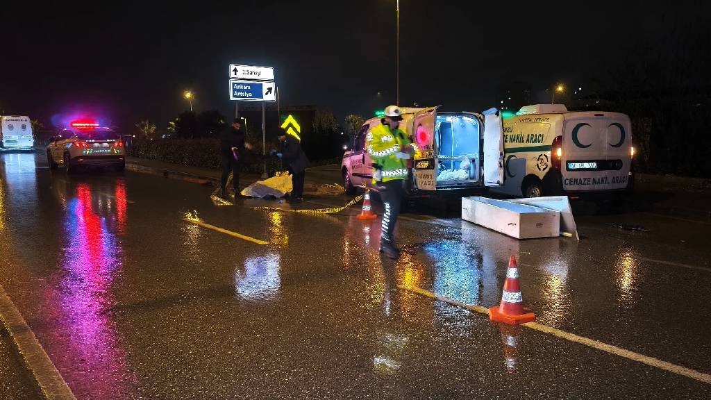 Alkollü sürücü, yolun karşısına geçmek isteyen adamı hayattan kopardı...