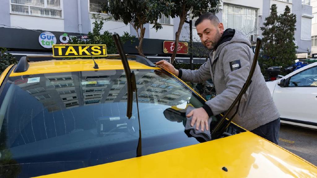 İzmir'de bıçaklı saldırı sonrası taksiciler tedirgin: "Tipi bozuk yolcu almıyoruz"