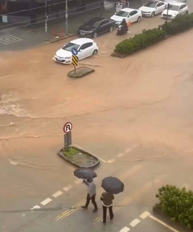 Muğla'da sabah saatlerinde başlayan ve rüzgarla birlikte etkili olan sağanak, kent genelinde hayatı olumsuz etkiledi