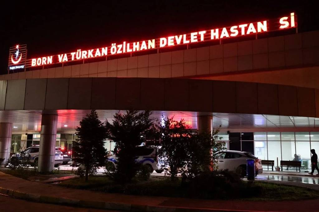 İzmir'de parkta bıçaklı kavga! 7 kişi yaralandı...