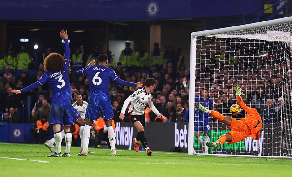 Batı Londra derbisinde Fulham, 45 yıl sonra deplasmanda Chelsea'yi 2-1 mağlup ederek tarihi bir zafer elde etti