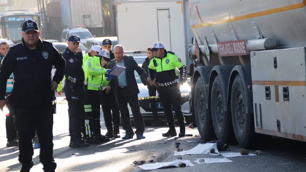 İzmir’de öğrenci servisi park halindeki tıra çarptı: 1 ölü, 1 yaralı