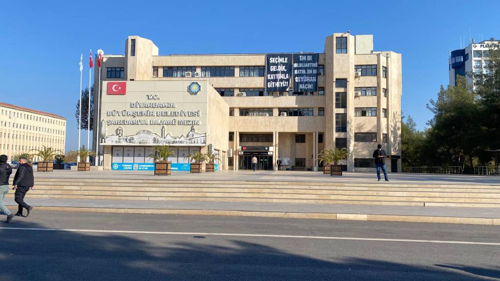 DEM'li belediyenin, çıkardığı personel yerine yandaşını aldığı iddiası! Diyarbakır’da tepkiler büyüyor…