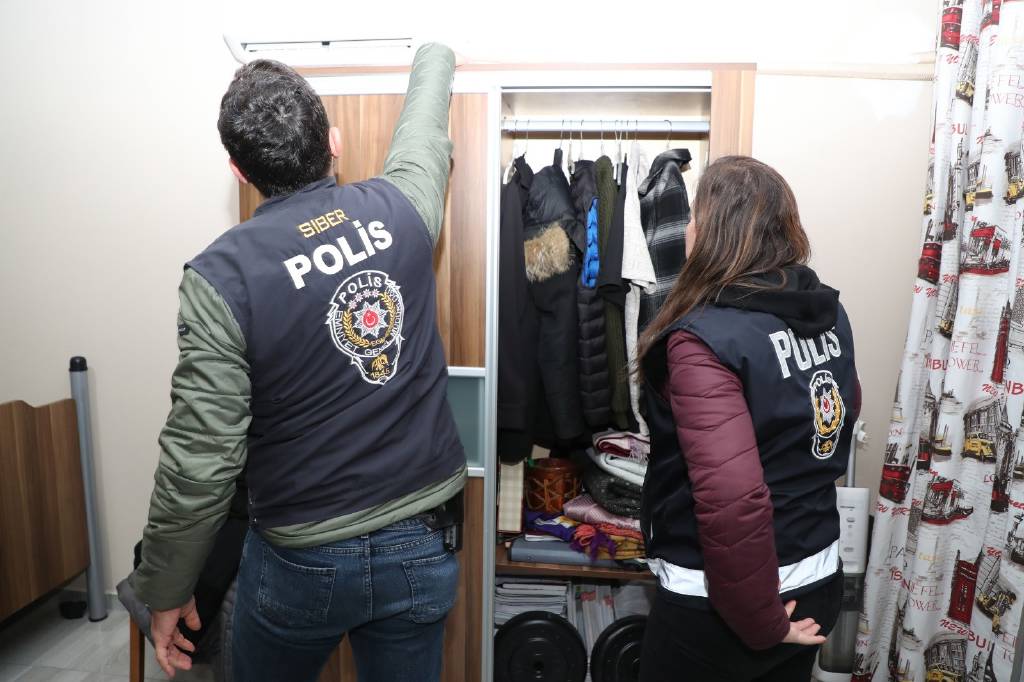 Mersin merkezli 6 ilde operasyon! 99 kişiyi dolandıran şebeke çökertildi…