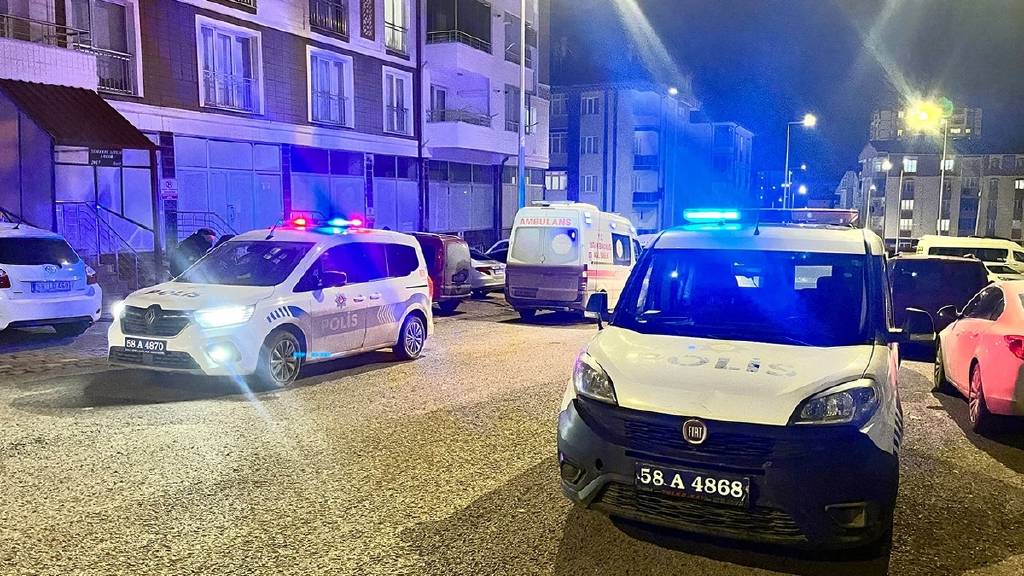 Sivas'ta kan donduran cinayet! Annesini boğan kardeşini de vuran şahıs tutuklandı...