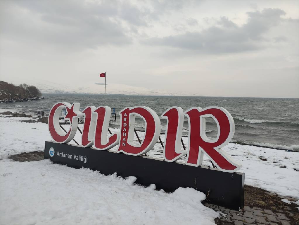 Çıldır Gölü donmadı, turizmciler tedirgin