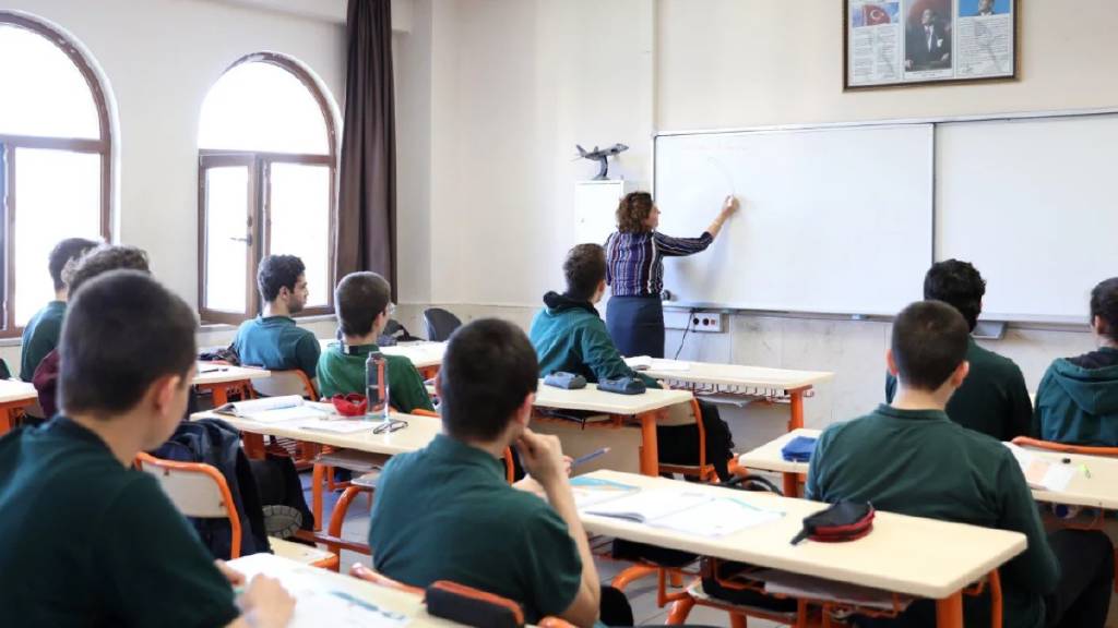Milli Eğitim Bakanlığı (MEB), devlet okullarında yılbaşı ve Noel kutlamalarının yasaklandığını duyurdu