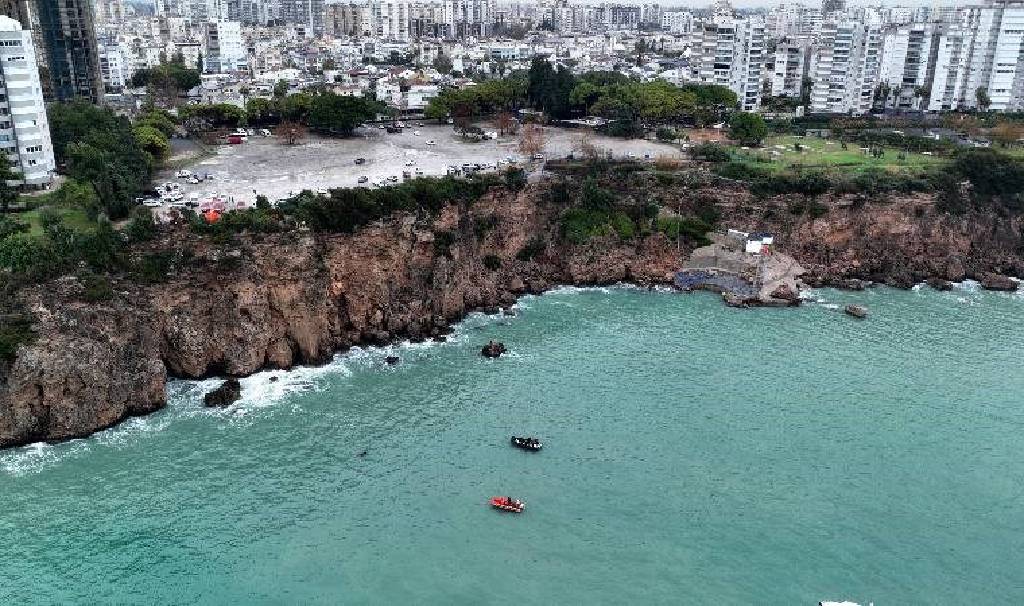 Antalya'da falezlerden denize düşmüştü! Araç, özel bir mıknatısla aranıyor...