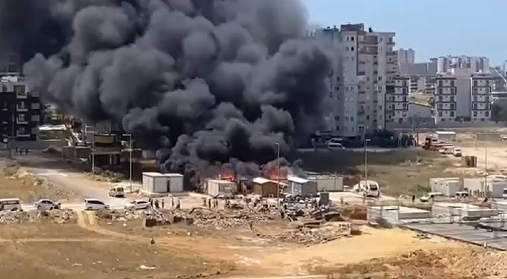 Antalya'da işçilerin konakladığı konteynerler alev alev yandı