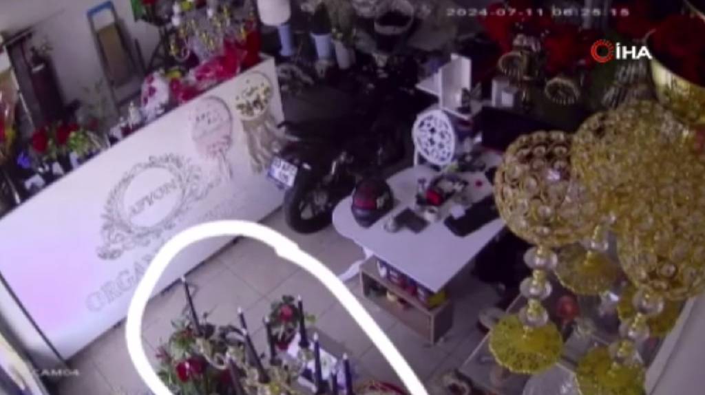 Afyonkarahisar’daki depremin güvenlik kamerası görüntüleri 