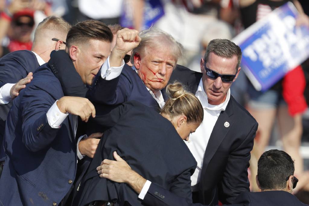Suikasta uğrayan Trump konuştu: Ölmüş olmam gerekiyordu
