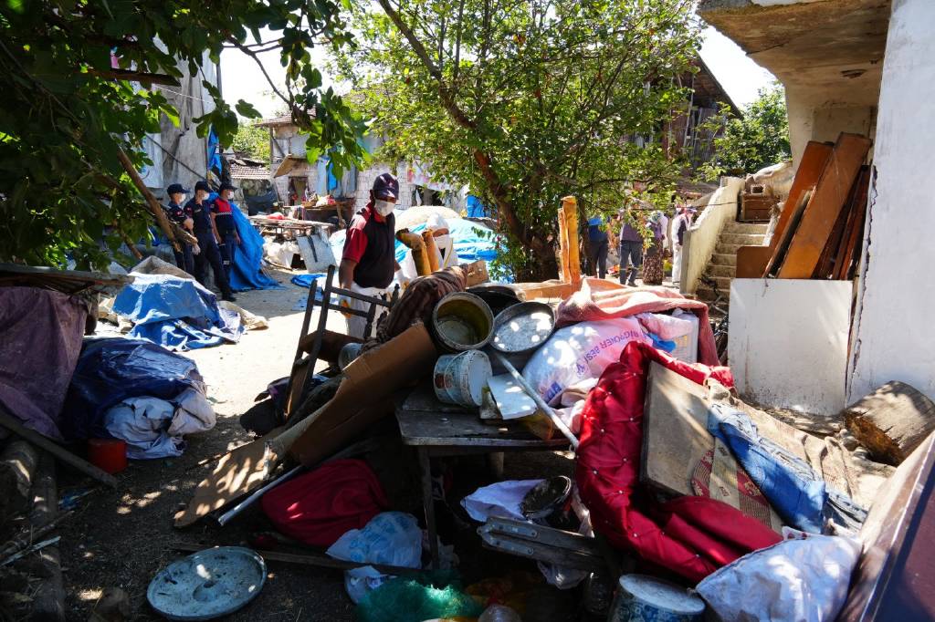 Düzce'de çöp evden 42 kamyon çöp çıkarıldı