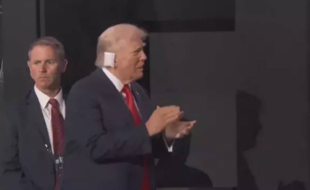 Trump, suikast girişiminin ardından ilk kez halk karşısına çıktı