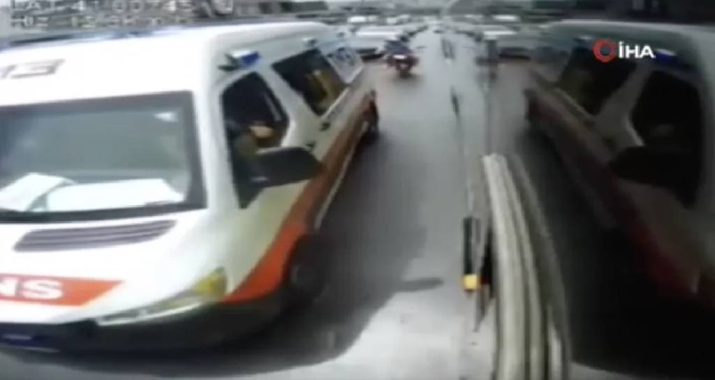 İstanbul'da ambulans ve halk otobüsü şoförü arasındaki tartışma kazayla bitti