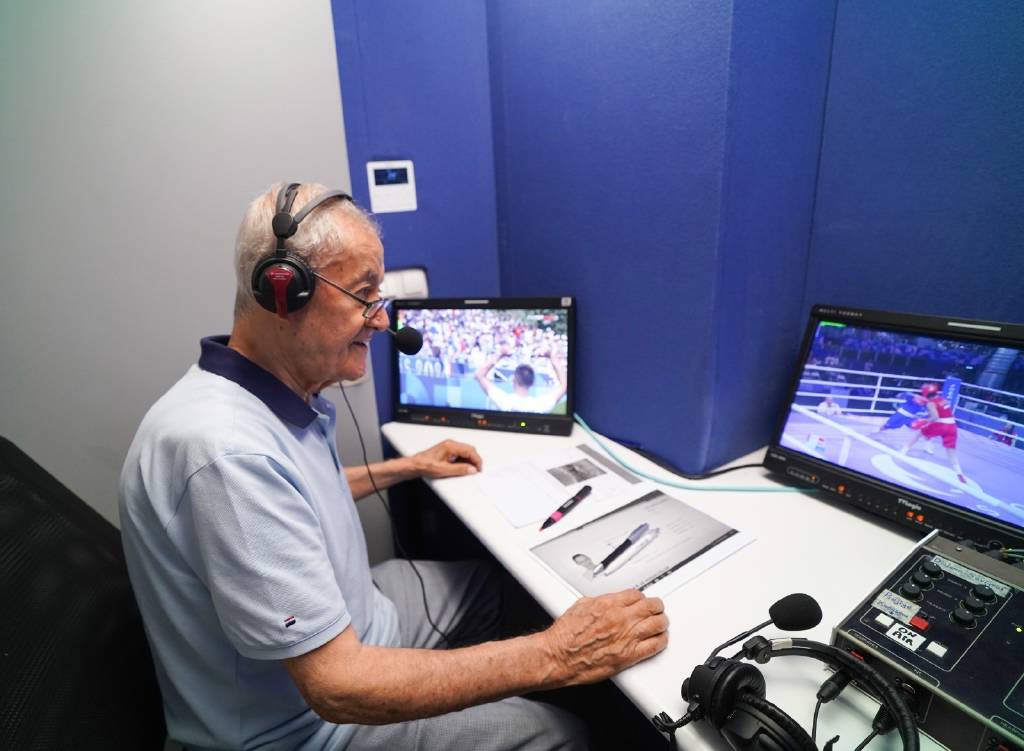 Orhan Ayhan 7 ayrı olimpiyatlarda spikerlik yaparak kendi rekorunu kırdı...