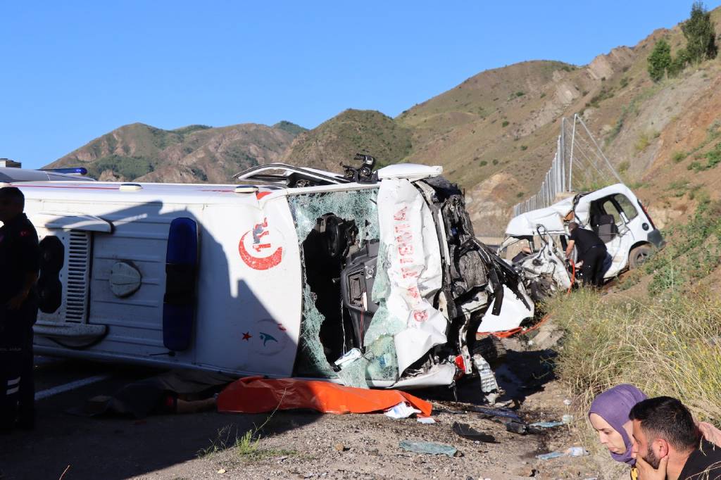 Katliam gibi kaza... Ambulans ile hafif ticari araç çarpıştı... 4 ölü