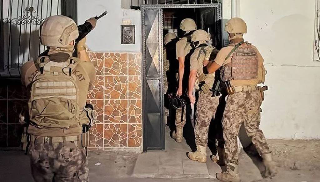 Yerlikaya duyurdu: Uluslararası seviyede aranan 3 kişi yakalandı
