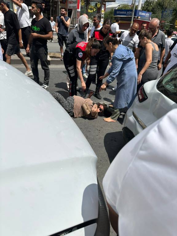 Esenyurt'ta freni boşalan tır, 5 araca çarptı! 1 kişi otomobillerin arasında sıkıştı...