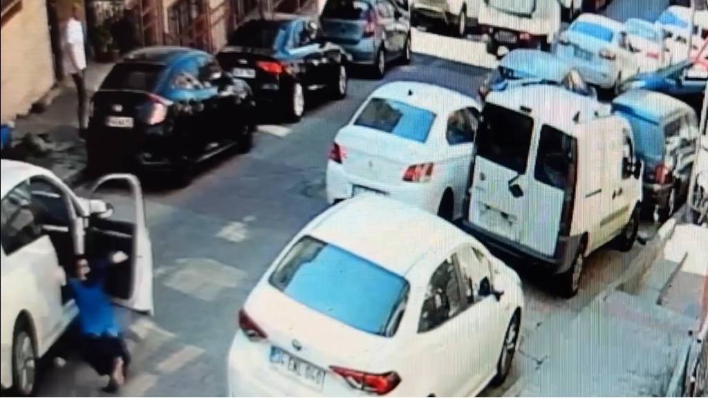Kağıthane'de freni tutmayan araç dehşeti! Kendini araçtan aşağı attı...