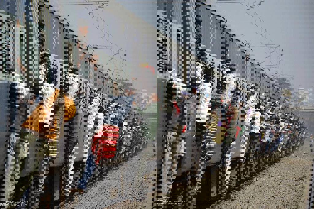 Hindistan'da yolcu treni kazası! 18 vagon raydan çıktı, 2 ölü...