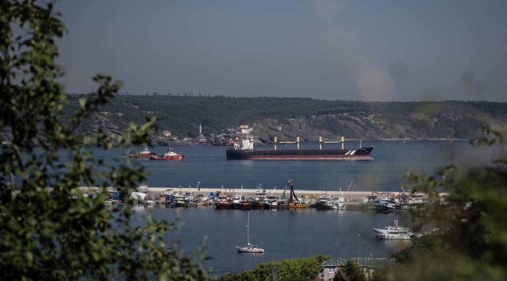 İstanbul Boğazı'nda gemi trafiği çift yönlü askıya alınmıştı, açıldı