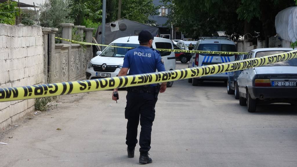 Adıyaman'da dehşet! Eşini öldürüp, cesedini bahçeye attı!