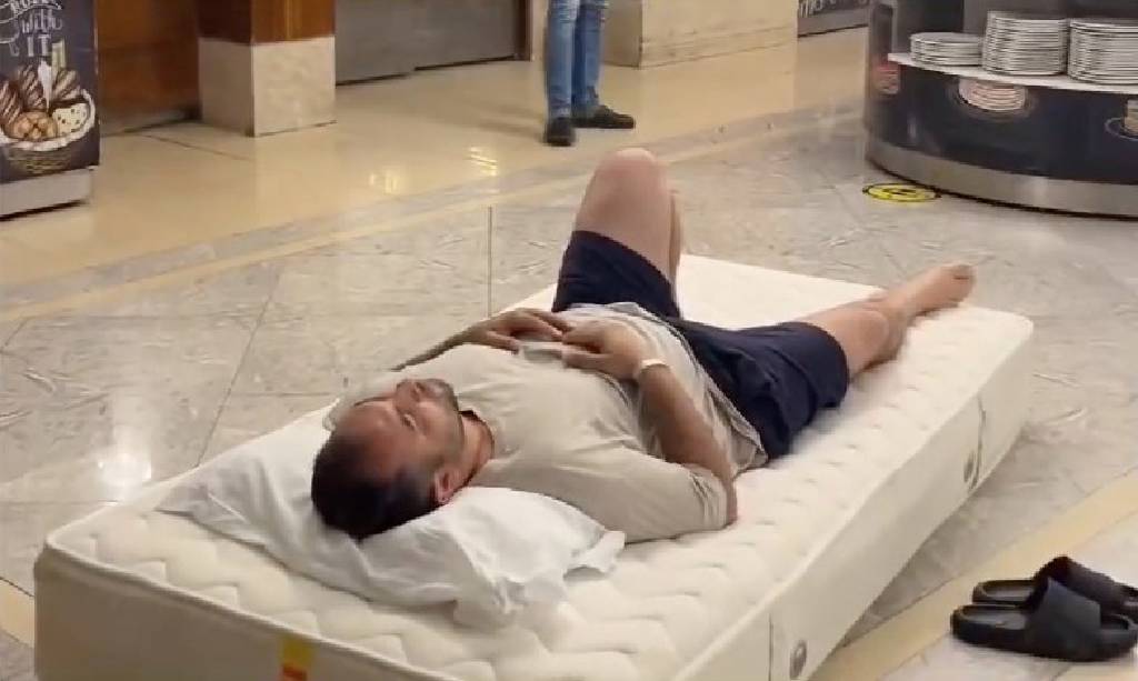 Bozuk klima protestosu… Odasındaki yatağını taşıdı, restoranın ortasına yattı!