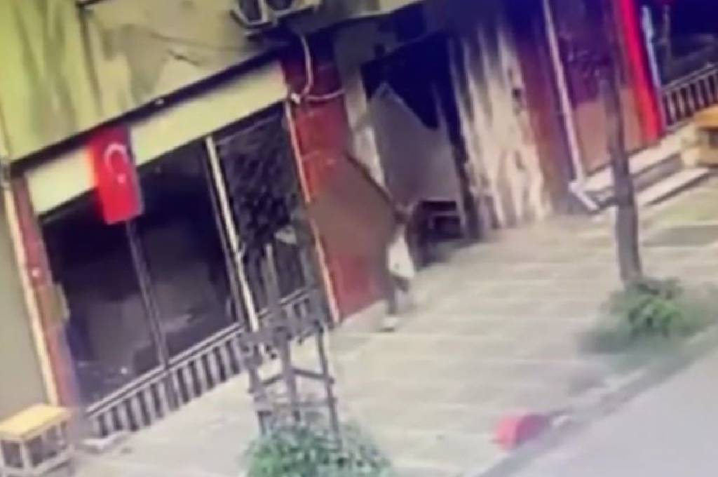 İstanbul'da ilginç hırsızlık: Apartmanın kapısını söküp çaldı