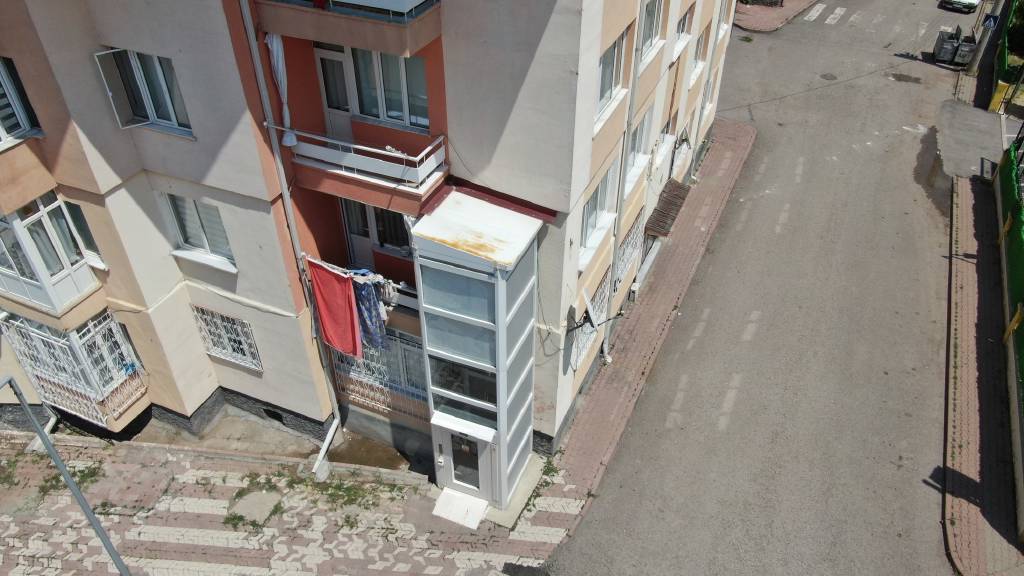 Salonuna asansör kuruldu... 22 yıl sonra seyahat özgürlüğüne kavuştu!