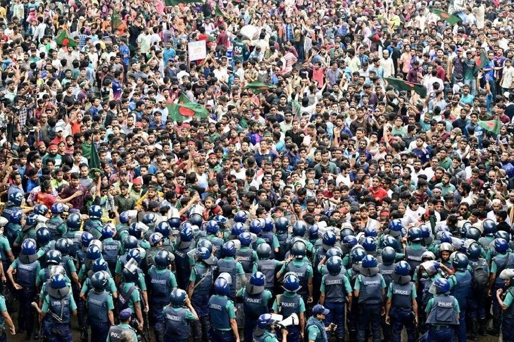 Bangladeş'te karşıt görüşlü öğrenciler birbirine girdi: 407 yaralı