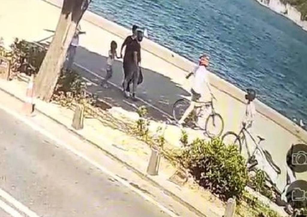 Bisiklet yolunu işgal eden adam, bir de çocukları dövdü