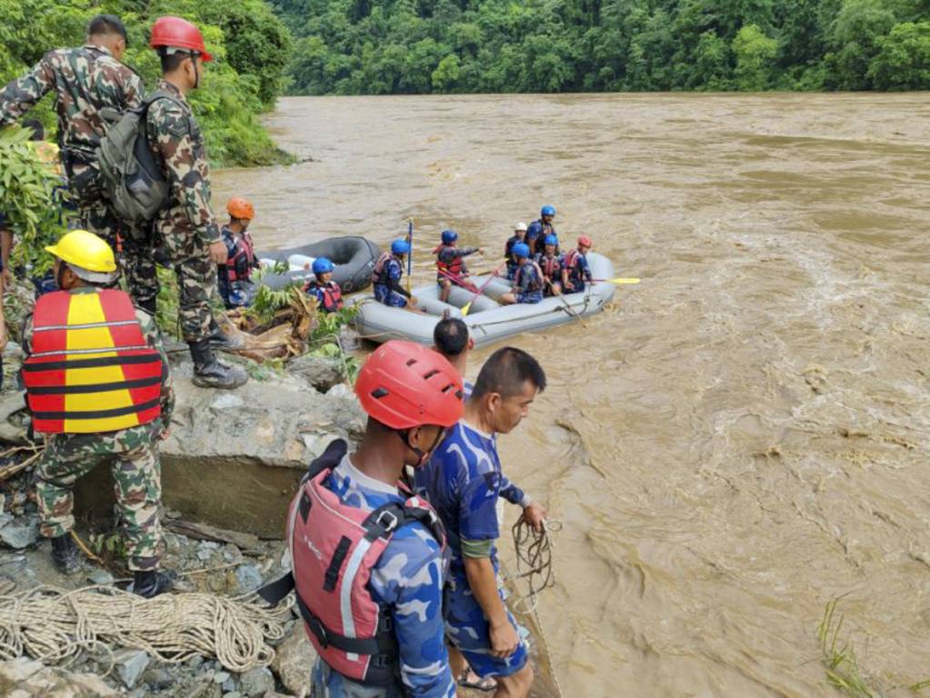 Nepal'de toprak kayması: 12 ölü, 63 kayıp