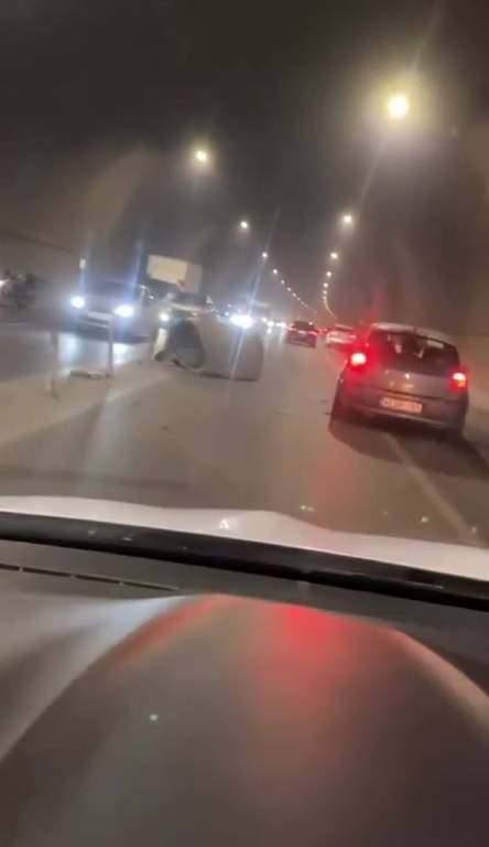 Pendik'te faciadan dönüldü! Tünelin havalandırma borusu yola düştü