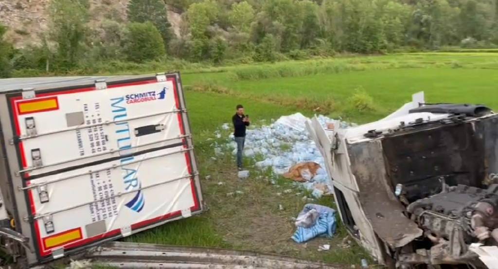 Çorum'da yoldan çıkan 2 tır peş peşe çeltik tarlasına devrildi