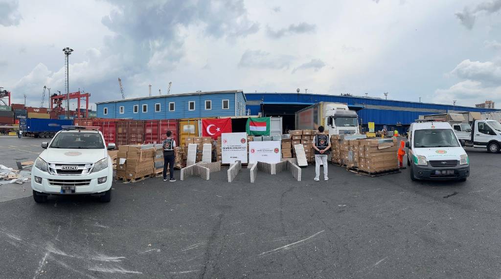 Mersin ve İstanbul'da 521 milyon 100 bin TL'lik kaçak eşya ele geçirildi