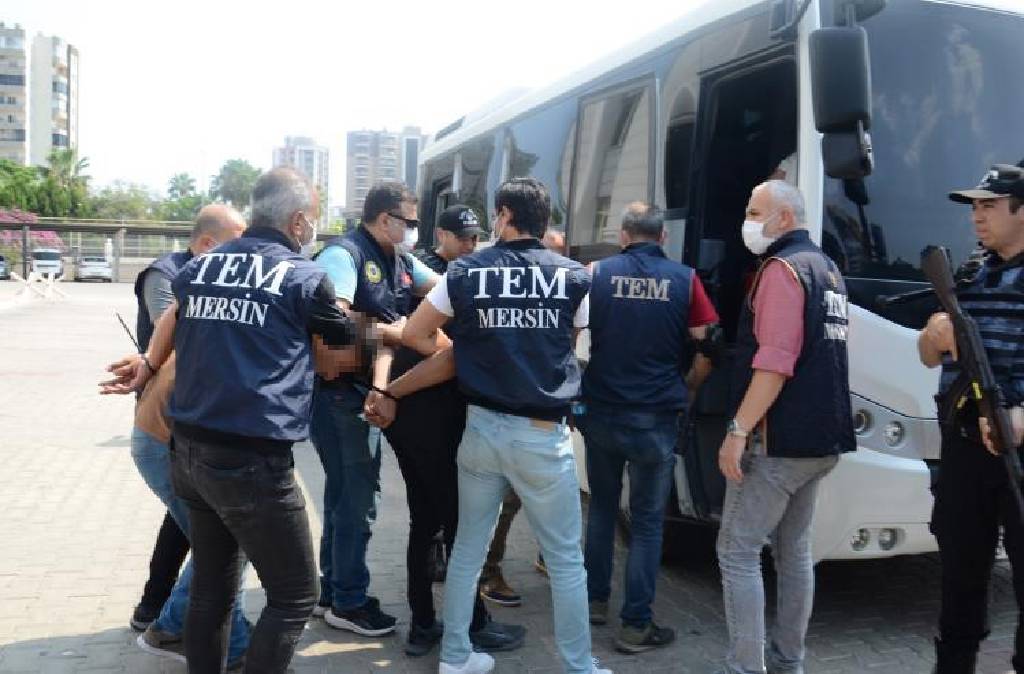 Terörist başı Öcalan’ı övücü sloganlar eşliğinde halay çektiler! 10 kişi tutuklandı...