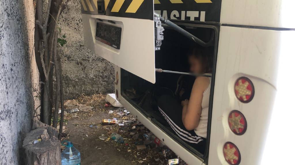 Çorlu’da servis şoförünü şoke eden olay: Kadın minibüsün bagajında bulundu