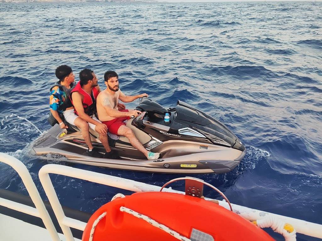 Jet ski ile kaçmaya çalıştılar! 42 düzensiz göçmen sahil güvenlik tarafından yakalandı