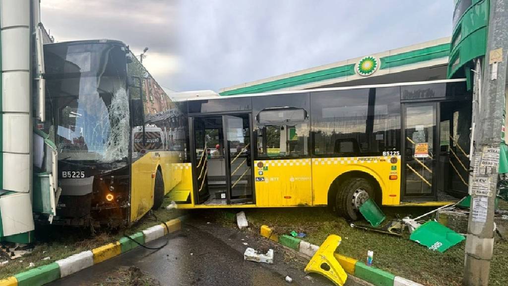 Avcılar'da İETT otobüsü, park halindeki araçlara çarptı: Çok sayıda yaralı var