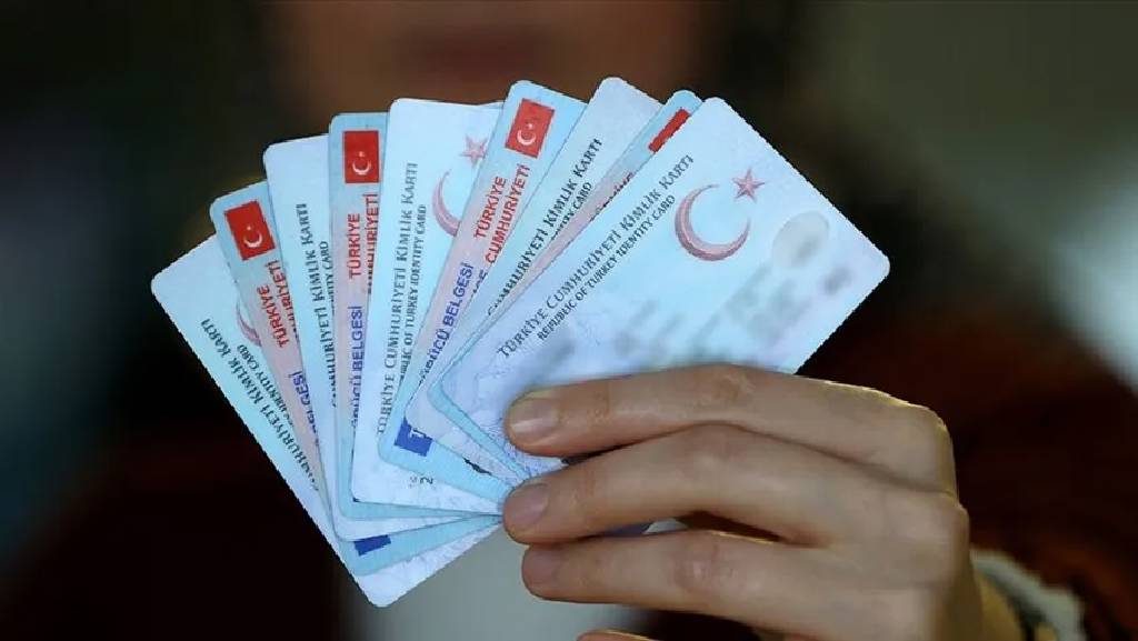 Kadınlar için soyadı düzenlemesi yargı paketinden çıkarıldı!